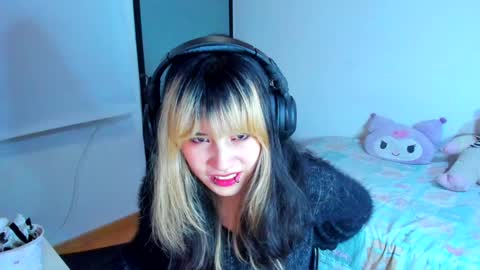 Snapshot of azu_moure chatting on January 13, 2025, 8:47 am Azu Moure online show from January 13, 2025, 8:47 am