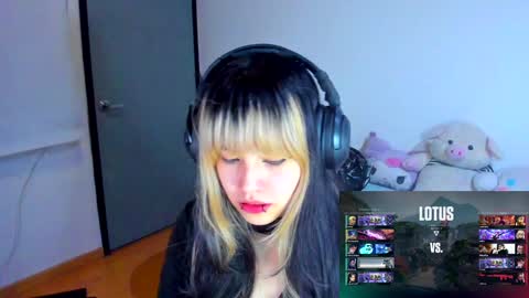 Snapshot of azu_moure chatting on January 20, 2025, 8:30 am Azu Moure online show from January 20, 2025, 8:30 am