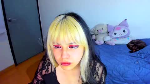 Snapshot of azu_moure chatting on February 18, 2025, 7:32 am Azu Moure online show from February 18, 2025, 7:32 am