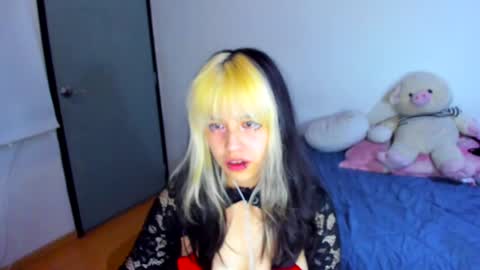 Snapshot of azu_moure chatting on February 22, 2025, 6:39 am Azu Moure online show from February 22, 2025, 6:39 am