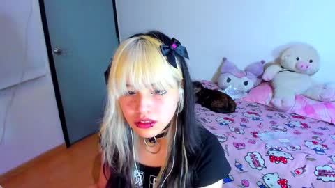 Snapshot of azu_moure chatting on March 1, 2025, 10:34 am Azu Moure online show from March 1, 2025, 10:34 am