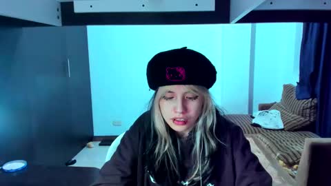 Snapshot of azu_moure chatting on March 7, 2025, 10:24 am Azu Moure online show from March 7, 2025, 10:24 am