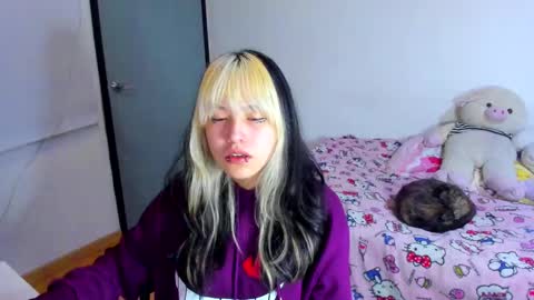 Snapshot of azu_moure chatting on March 9, 2025, 8:18 am Azu Moure online show from March 9, 2025, 8:18 am