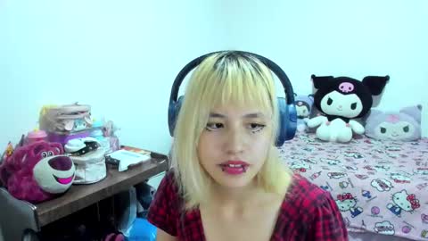 Snapshot of azu_moure chatting on September 12, 2025, 6:24 am Azu Moure online show from September 12, 2025, 6:24 am
