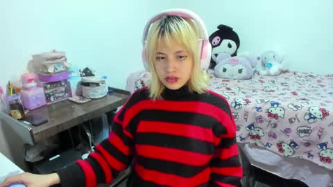 Snapshot of azu_moure chatting on September 19, 2025, 6:59 am Azu Moure online show from September 19, 2025, 6:59 am