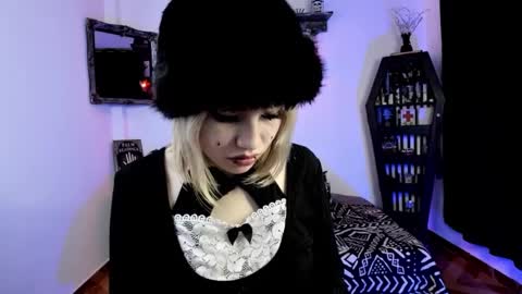 Snapshot of azu_moure chatting on October 8, 2025, 1:31 pm Azu Moure online show from October 8, 2025, 1:31 pm