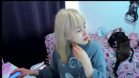 Azu Moure online show from December 14, 2025, 2:44 pm