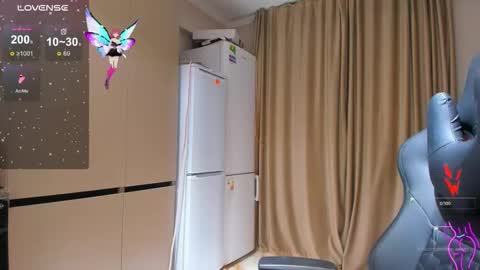 azure_moon online show from November 28, 2025, 3:04 pm