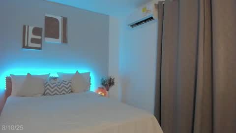 itzell  online show from October 8, 2025, 11:57 pm