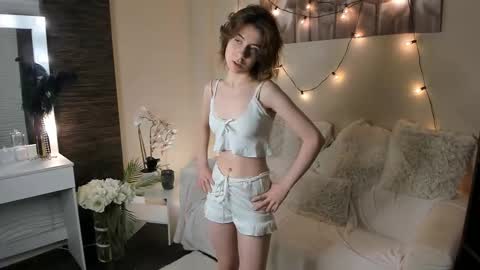 Shayna online show from November 25, 2025, 3:12 pm