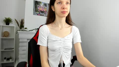 Evalena maybe just Eva online show from December 6, 2024, 4:47 am