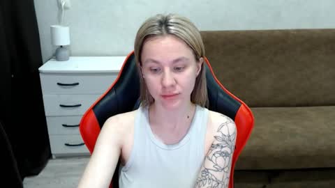 baby_kitte online show from November 6, 2025, 3:07 am