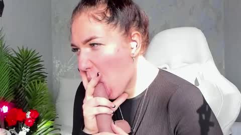 Sophia online show from October 14, 2025, 4:02 am