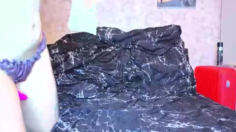 Snapshot of baiambel_mi chatting on December 2, 2025, 3:40 pm holly online show from December 2, 2025, 3:40 pm