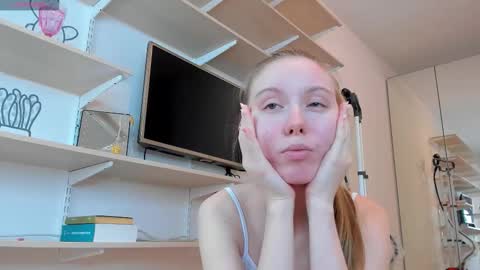 Snapshot of bam_bi chatting on September 12, 2025, 1:33 pm Kira online show from September 12, 2025, 1:33 pm