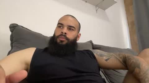 Snapshot of beardmax chatting on December 5, 2025, 6:15 pm Min online show from December 5, 2025, 6:15 pm