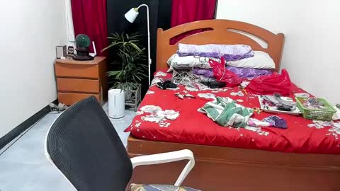 Snapshot of beautifullust chatting on January 1, 2025, 5:43 am Queen Angela online show from January 1, 2025, 5:43 am