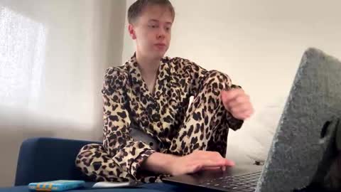 Snapshot of beeb0y chatting on September 15, 2025, 10:59 am beeb0y online show from September 15, 2025, 10:59 am