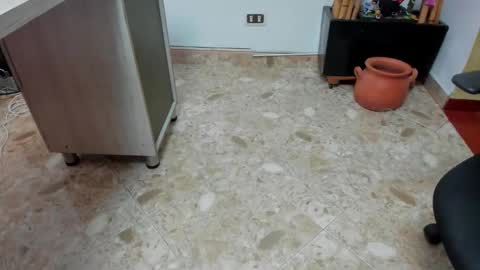 independent model online show from December 11, 2024, 6:47 am