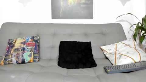 independent model online show from March 4, 2025, 4:52 pm