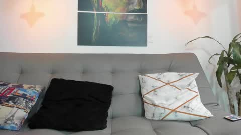 independent model online show from March 11, 2025, 9:26 pm