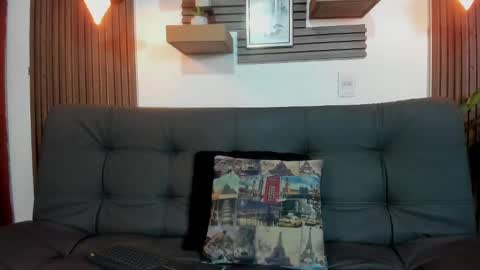 independent model online show from October 3, 2025, 2:52 am