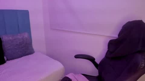 Bella online show from September 26, 2025, 4:00 pm