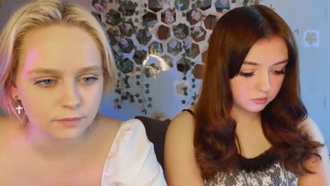 bella_and_alice online show from September 17, 2025, 1:13 pm