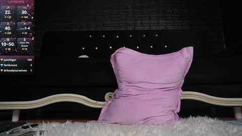 Snapshot of bella_blonda chatting on January 19, 2025, 11:43 pm Emma Bella online show from January 19, 2025, 11:43 pm