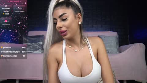 Snapshot of bella_blonda chatting on February 6, 2025, 10:21 pm Emma Bella online show from February 6, 2025, 10:21 pm