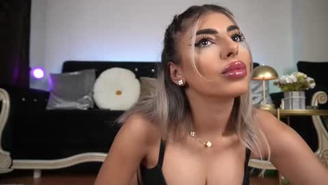 Snapshot of bella_blonda chatting on February 19, 2025, 8:10 pm Emma Bella online show from February 19, 2025, 8:10 pm