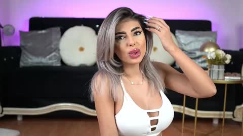 Snapshot of bella_blonda chatting on February 21, 2025, 9:54 pm Emma Bella online show from February 21, 2025, 9:54 pm