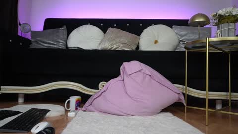 Snapshot of bella_blonda chatting on February 28, 2025, 11:34 pm Emma Bella online show from February 28, 2025, 11:34 pm