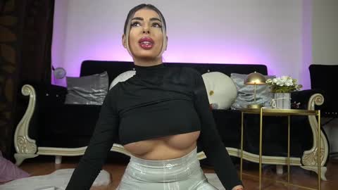 Snapshot of bella_blonda chatting on March 2, 2025, 9:32 pm Emma Bella online show from March 2, 2025, 9:32 pm