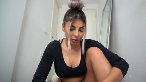 Snapshot of bella_blonda chatting on October 2, 2025, 11:45 pm Emma Bella online show from October 2, 2025, 11:45 pm