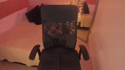 Dessi  online show from January 25, 2025, 12:47 pm