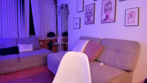 Snapshot of bella_es chatting on September 10, 2025, 11:27 pm Onlyfans isa bella 23 online show from September 10, 2025, 11:27 pm