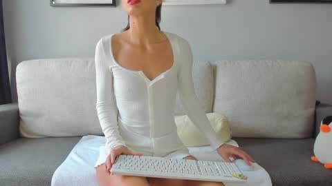 Snapshot of bella_hot77 chatting on February 8, 2025, 8:42 am Anna online show from February 8, 2025, 8:42 am