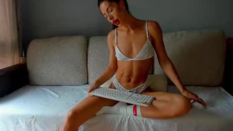 Snapshot of bella_hot77 chatting on September 12, 2025, 9:20 am Anna online show from September 12, 2025, 9:20 am