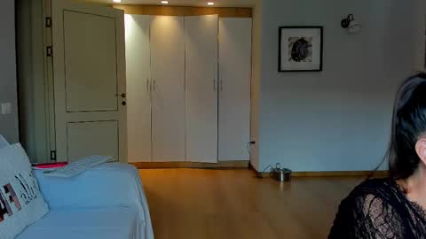 Snapshot of bella_hot77 chatting on September 15, 2025, 9:09 am Anna online show from September 15, 2025, 9:09 am