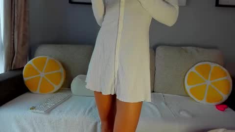 Snapshot of bella_hot77 chatting on October 24, 2025, 8:33 am Anna online show from October 24, 2025, 8:33 am