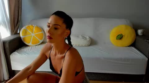 Snapshot of bella_hot77 chatting on November 9, 2025, 9:29 am Anna online show from November 9, 2025, 9:29 am