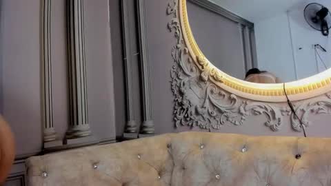 Mia online show from December 5, 2025, 4:03 pm