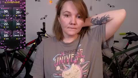 Snapshot of bella_murrrr chatting on October 28, 2025, 2:59 am Bella online show from October 28, 2025, 2:59 am