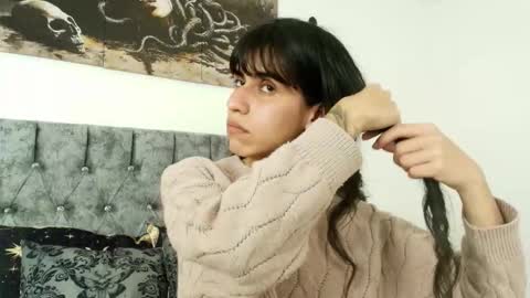 Bella online show from December 3, 2025, 1:13 am