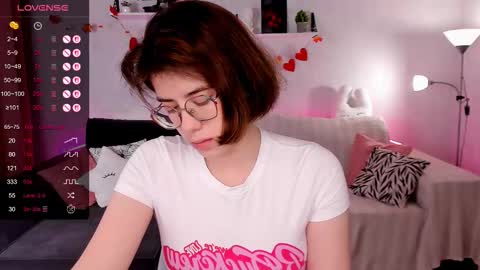 Snapshot of bellacaress chatting on November 28, 2025, 2:25 am hello guys im Bella online show from November 28, 2025, 2:25 am