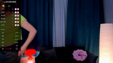 Snapshot of bellacaress chatting on December 4, 2025, 9:18 am hello guys im Bella online show from December 4, 2025, 9:18 am