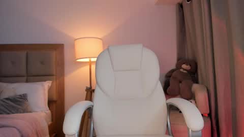 Bella Mia online show from October 17, 2025, 3:53 am