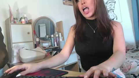 Bella Porch online show from December 3, 2025, 1:35 am