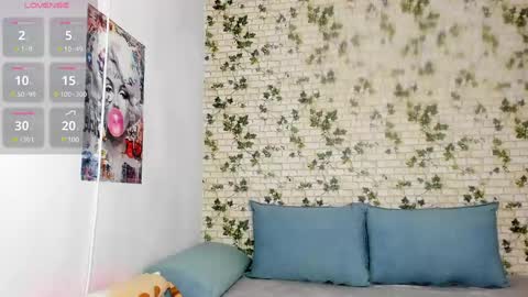 Snapshot of belle_hallle chatting on January 8, 2025, 4:33 pm LucyJelly online show from January 8, 2025, 4:33 pm